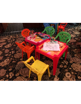 Petite table avec chaises enfants