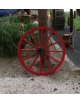 Roue en bois rouge