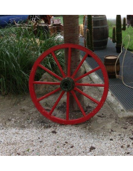 Roue en bois rouge