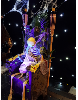 Squelette sur trône