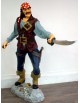 Statue pirate avec sabre et couteau