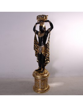 Statue egyptien portant un vase sur socle