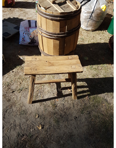 Location d'un tabouret en bois