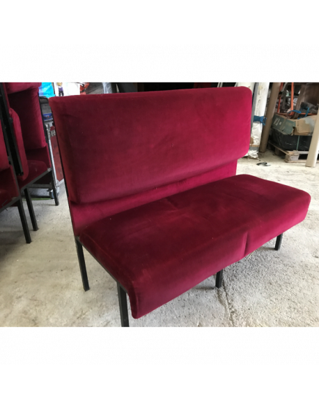 Location de banquette en velours rouge