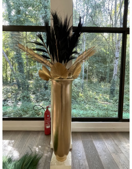 colonne dorée avec plumeaux