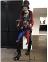 Grand-clown-méchant-et-petit-clown-en-cage